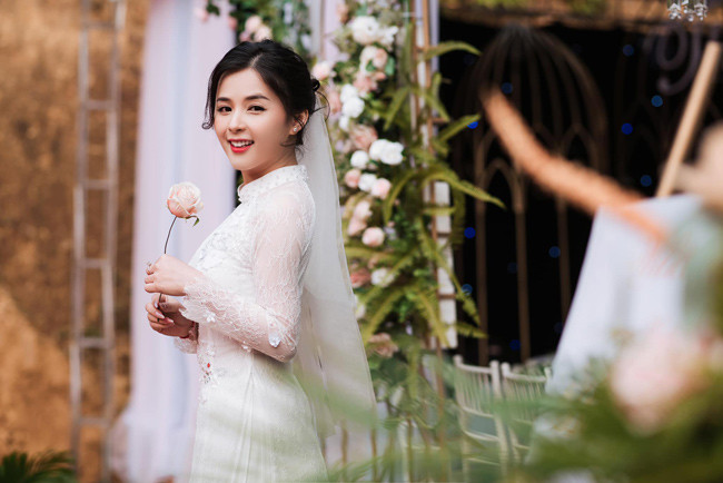 Vào cuối năm 2020, hot girl dân tộc Thảo Nari lên xe hoa. Cô được nhận xét là quyến rũ gấp bội với thân hình đầy đặn từ sau khi "theo chồng bỏ cuộc chơi".