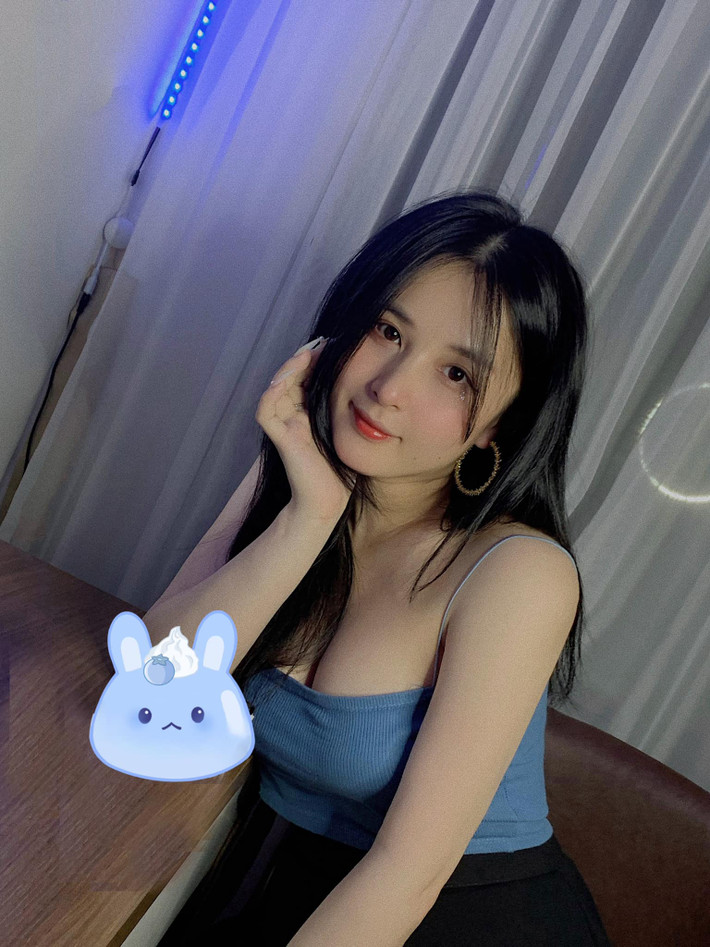 Thảo Nari khá kín tiếng về đời tư. Cô chỉ chia sẻ trên mạng xã hội những bức ảnh "selfie" xinh đẹp hoặc hình ảnh liên quan đến công việc.