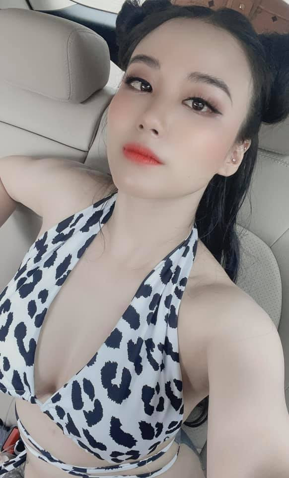 Mặc những tranh cãi, chỉ trích, Linh Miu vẫn theo đuổi phong cách quyến rũ thậm chí là khoe thân táo bạo trong nhiều bức ảnh.
