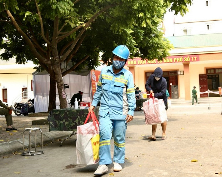 Người lao động gặp khó khăn khi được nhận quà ở phường Trung Văn, quận Nam Từ Liêm, TP Hà Nội.