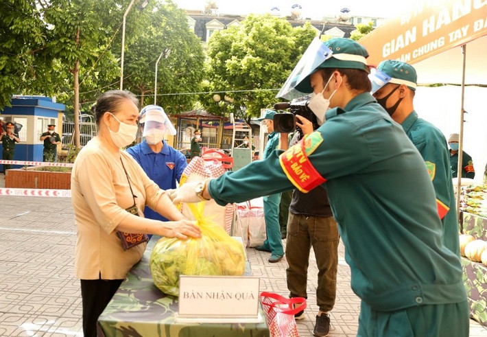 Những người già có hoàn cảnh khó khăn nhận những suất quà từ Gian hàng 0 đồng.