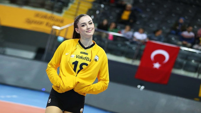 Zehra Gunes là VĐV bóng chuyền đến từ Thổ Nhĩ Kỳ, sở hữu nhan sắc xinh đẹp như hoa hậu cùng chiều cao khủng lên đến 1m98 Zehra Gunes đang là cái tên gây chú ý tại Olympic Tokyo.