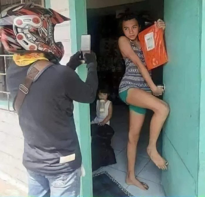 Mới đây, một anh chàng shipper người Philippines đã gây chú ý trên MXH khi sáng tạo cách xác nhận đã hoàn thành việc giao hàng cho khách cực kỳ hài hước.