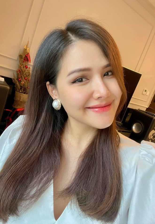 Mặc dù hiện tại chưa quay lại vóc dáng như thời còn con gái, song nữ diễn viên chia sẻ cô chưa muốn giảm cân ngay lúc này vì phải nuôi con bằng sữa mẹ.