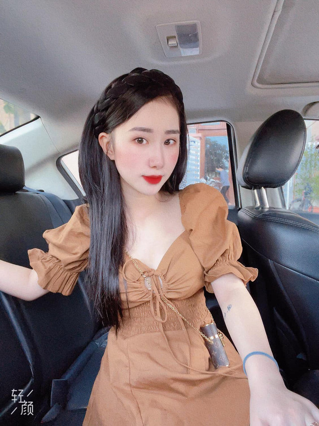 Tiểu Hý (tên thật Nguyễn Thủy Tiên) được mệnh danh là "cô vợ quốc dân" sau đoạn clip nhảy trên nền nhạc Hạ còn vương nắng.