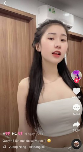 Tuy nhiên, vừa mới nổi tiếng nhưng hot girl Tiểu Hý dường như đã không có thêm bất cứ "điểm cộng" nào ngoài việc duy trì tương tác bằng các clip nhảy nhàm chán.