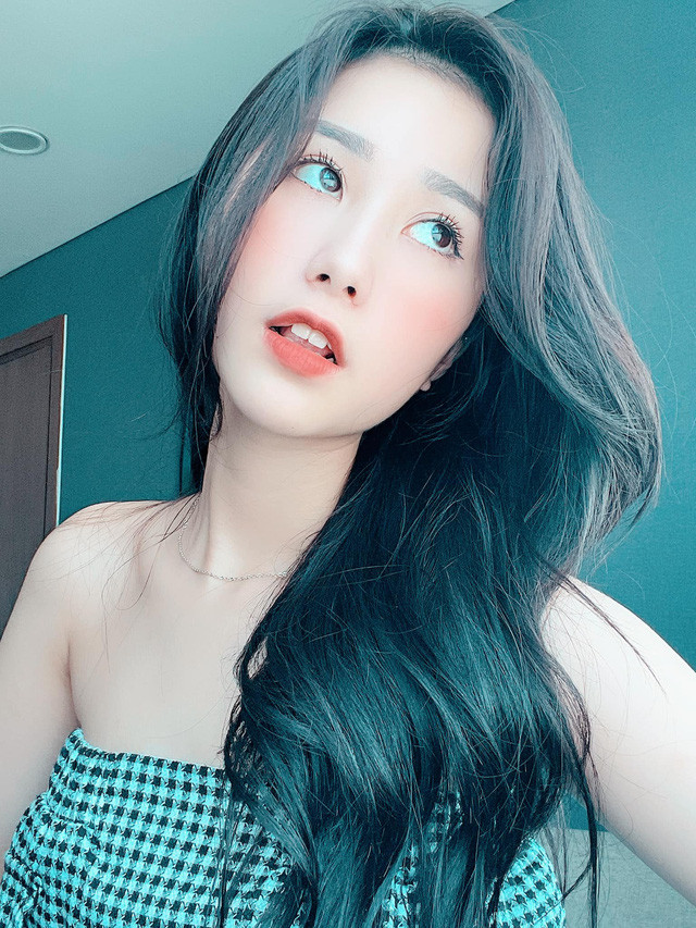 Nhiều người để lại lời khen cho cô nàng vì quay video rất có duyên, chưa kể Tiểu Hý còn sở hữu nhan sắc xinh đẹp, đậm chất con gái Việt. Ảnh: Tổng hợp