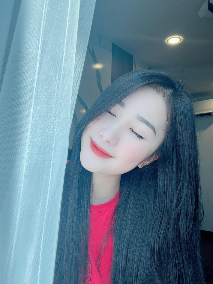 Không lâu sau đó, Tiểu Hý lại khiến fan ngán ngẩm khi công khai quảng cáo kem trộn.