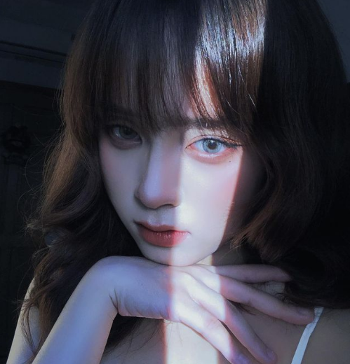 Ngoài make-up, sở thích của Minh Tú là chụp hình và tạo dáng trước ống kính.