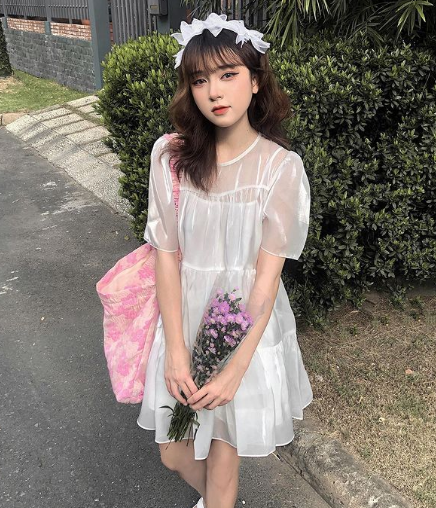 Nói về cách trang điểm của mình, Minh Tú tìm hiểu và yêu thích phong cách trang điểm đậm, cô bạn mày mò tự học và làm theo.