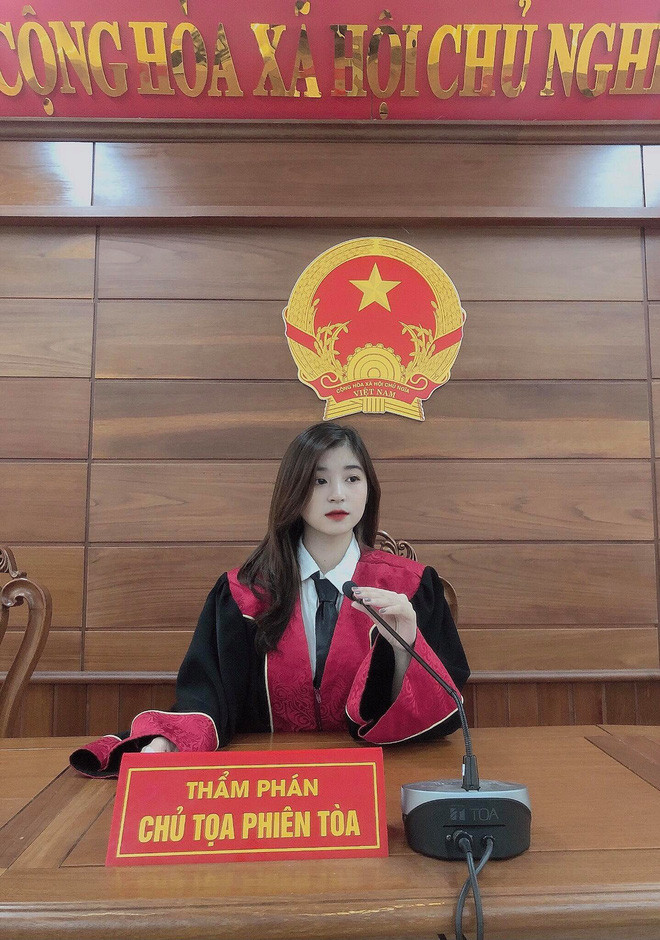 "Hot girl thẩm phán" gây xao xuyến MXH có tên là Phan Thị Thu Hoài (sinh năm 1999, Nghệ An), là sinh viên năm cuối khoa Luật, ĐH Vinh.