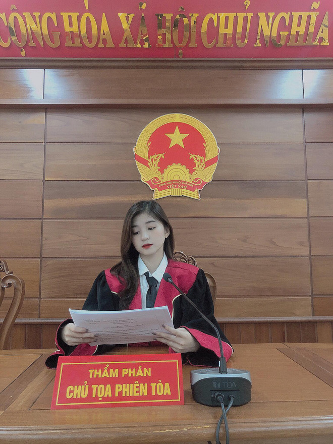 Mới đây trên mạng xã hội bất ngờ xuất hiện loạt hình ảnh một hot girl với gương mặt thanh tú, xinh đẹp diện trang phục thẩm phán ngồi tại tòa án.