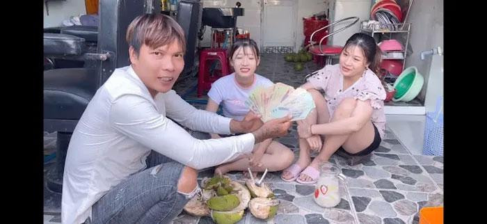 Trong một chia sẻ mới nhất, "hiện tượng mạng" này tiết lộ số tiền hàng tháng kiếm được từ Youtube là khoảng 20 triệu, số tiền này anh đều đưa cho vợ.