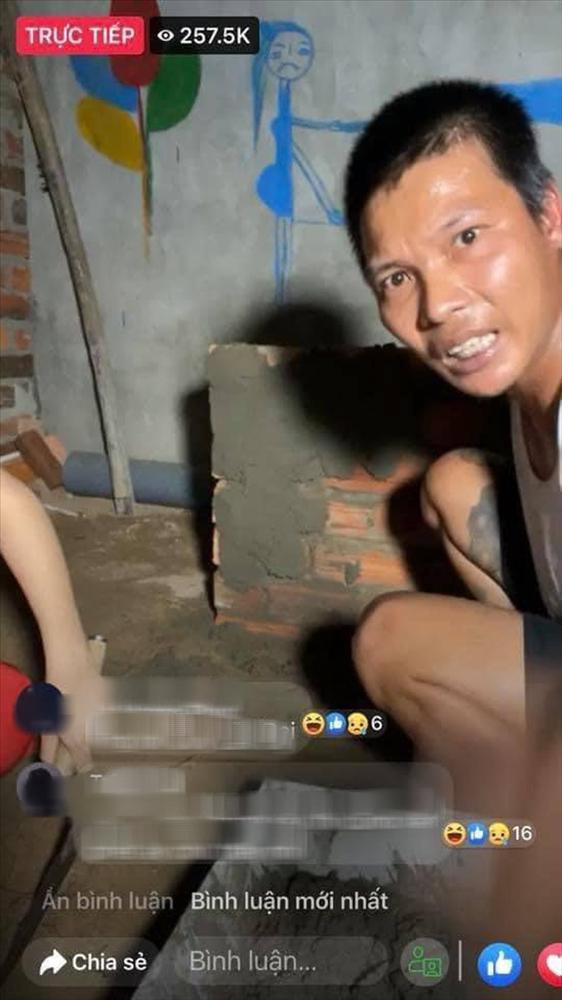 Thời gian gần đây, Lộc gây chú ý khi liên tục livestream dạy mọi người cách trộn vữa, làm phụ hồ.
