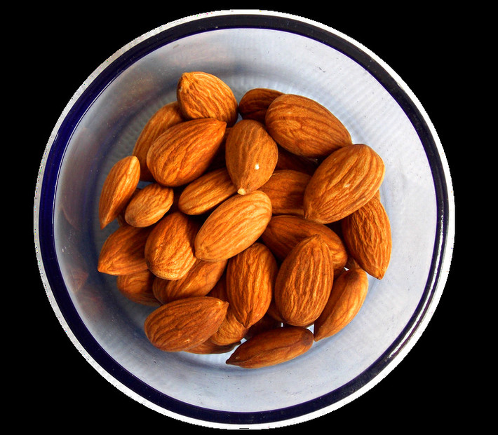 Hạt hạnh nhân giúp bình thường hóa lượng lipid trong máu, giảm nguy cơ về các bệnh tim mạch đối với các bệnh nhân tiểu đường. Nếu ăn hạt hạnh nhân như một bữa ăn nhẹ trước và sau bữa ăn thường ngày còn làm giảm lượng chất béo trong cơ thể.