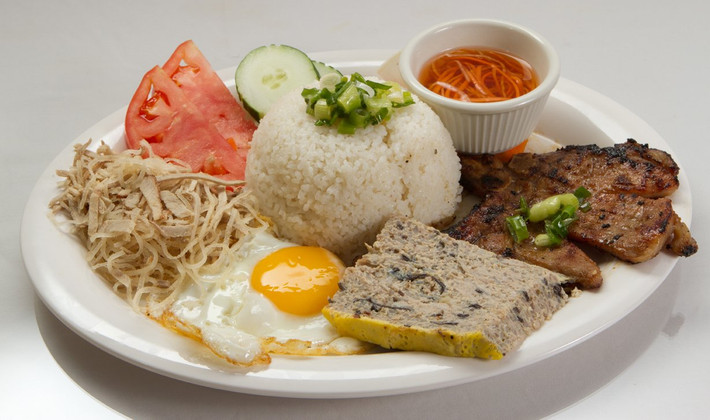Cơm tấm nấu bằng nồi cơm điện cũng cần có những lưu ý như sau. Bạn cần đun sôi nước rồi đổ gạo tấm vào, đảo đều rồi chắt hết nước ra như cách nấu gạo nếp rồi lại đậy nắp nồi. Khoảng 10 phút sau đó, bạn tiếp tục đảo gạo thêm 1 lần nữa. Nấu cơm tấm, bạn nên ngâm gạo từ 15 phút - 1 tiếng trước khi nấu (cho đến khi hạt gạo trông đục và có vết nứt). Nên chọn nồi có đáy dày, giúp tỏa nhiệt đều. Ảnh Ameovat.com
