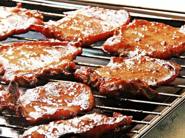 Cách nướng sườn: Đặt từng lát thịt trên bếp than hoa, liên tục lật để tránh bị cháy. Bạn cũng có thể nướng trong lò nướng trong vòng 30-45 phút ở nhiệt độ 180 độ C. Thỉnh thoảng bạn phải phết hỗn hợp nước sốt thịt lên bề mặt sườn. Một lưu ý nhỏ đó là để sườn mềm ngọt, bạn có thể dùng chày hay búa dần phần thịt sườn. Ảnh thethaovanhoa.vn.