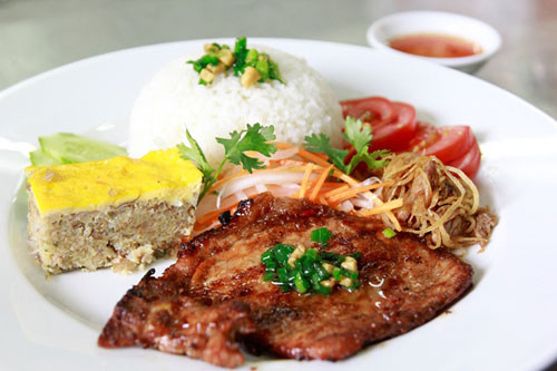 Một đĩa cơm tấm ngon "đúng chuẩn Sài Gòn" gồm cơm tấm, sườn, bì, chả trứng hoặc không đầy đủ 4 thứ đó. Nguyên liệu chính làm nên món cơm tấm trứ danh đó chính là những hạt gạo tấm vỡ ra trong quá trình xây xát. Để nấu được gạo tấm ngon sẽ là một bí quyết khó đối với nhiều người đầu bếp. Ảnh vietnamnet