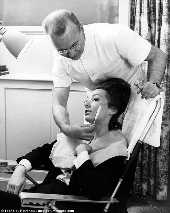 Ông Pegoff, một chuyên gia da liễu, đang sử dụng kem dưỡng đặc trị cho một nữ khách hàng quan trọng vào ngày 23/11/1963.