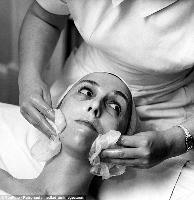 Một người phụ nữ đang trải qua quá trình làm sạch sâu gồm nhiều bước vào năm 1968. Phương pháp làm đẹp này vẫn duy trì cho đến nay.