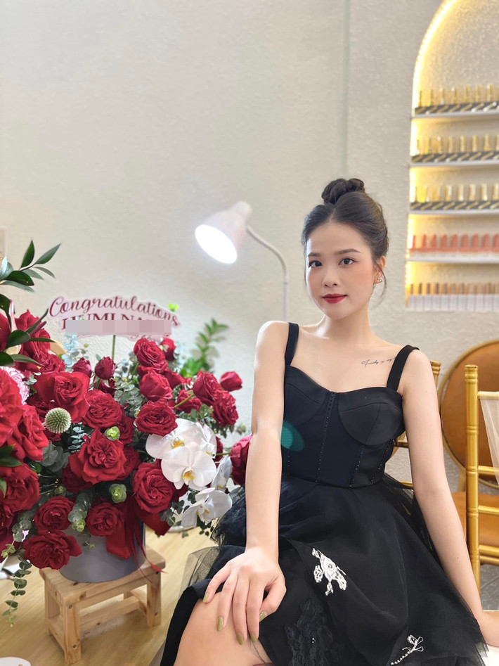 Về phía Huyền My, kể từ khi có tình yêu mới cô nàng luôn được khen ngợi nhan sắc ngày càng thăng hạng.