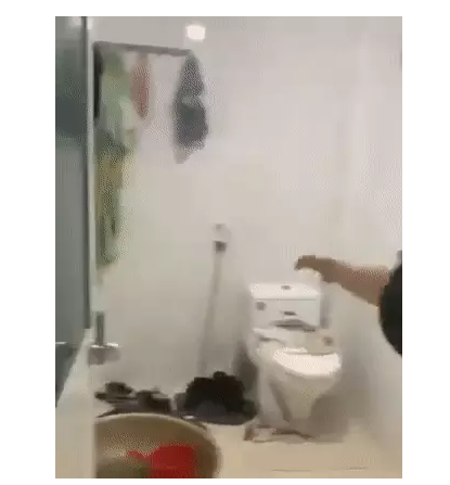 Khi vào nhà tắm, chủ nhà cũng phải sốc khi chứng kiến quần áo vứt ra sàn đến nhà vệ sinh, thậm chí có mùi ẩm mốc, hôi hám như lâu chưa được dọn dẹp.
