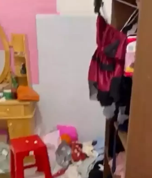 Cụ thể, người được cho là chủ nhà trọ đã rất kinh ngạc khi chứng kiến 3 cô gái thuê phòng ở bẩn ngoài sức tưởng tượng. Đoạn clip này được ghi lại khi chủ trọ bất ngờ kiểm tra phòng.