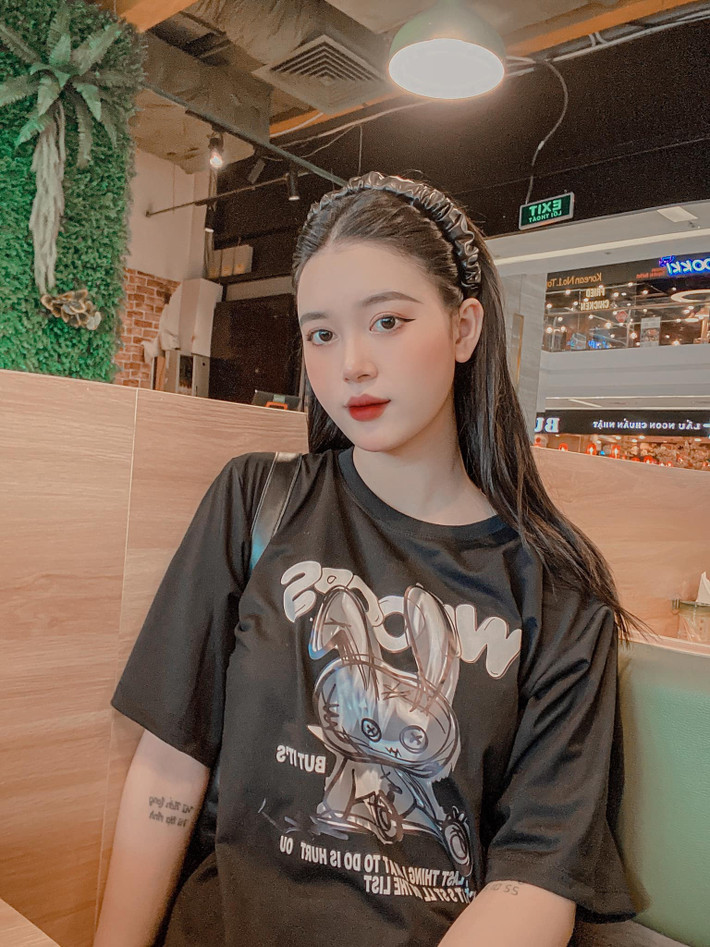 Phong cách thời trang của Diễm Quỳnh cũng được đánh giá khá cao bởi sự trẻ trung, hợp thời.