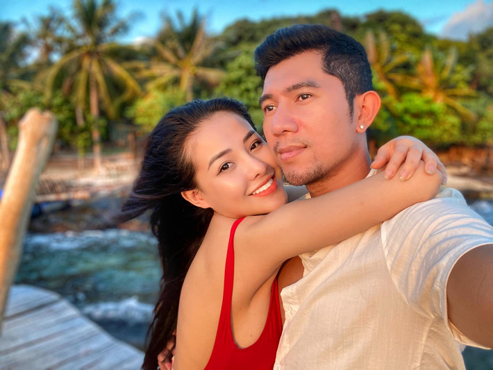 Không chỉ nổi tiếng bởi những màn khoe thân, "hot girl ngực khủng" Ngân 98 còn liên tục tung ra những bộ ảnh tình bể bình cùng Lương Bằng Quang và nhận về nhiều tranh cãi.