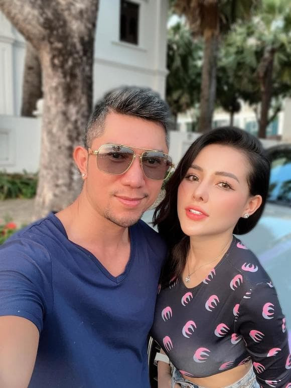 Suốt 6 năm bên nhau cả hai nhận về không ít lời chỉ trích nhưng vẫn nắm chặt tay cùng đồng hành trong cả công việc lẫn cuộc sống.