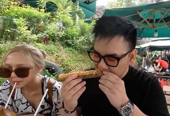 Đã nhiều lần Xoài Non trở thành "mục tiêu" dìm hàng của ông xã streamer. Trước đó, trong chuyến du lịch nghỉ dưỡng tại Đà Lạt, người đẹp cũng bị chồng "bóc phốt" mặc đồ bộ đi ăn sáng tại sảnh khách sạn sang trọng.
