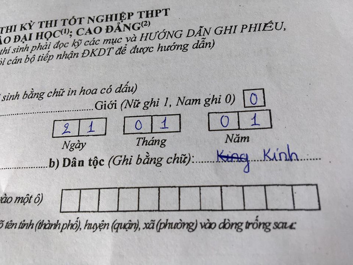 Ngoài việc chăm chỉ học hành để chuẩn bị cho kỳ thi tốt nghiệp THPT, các cô cậu học trò còn đau đầu lựa chọn trường, hoàn thành các hồ sơ xét tuyển vào Đại học.