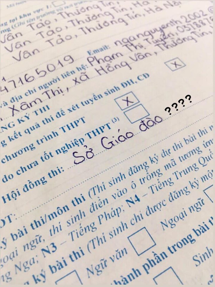 Vào thời gian này trên MXH đã xuất hiện nhiều tình huống "dở khóc dở cười" với những bộ hồ sơ đăng ký thi tốt nghiệp của các cô cậu học trò.