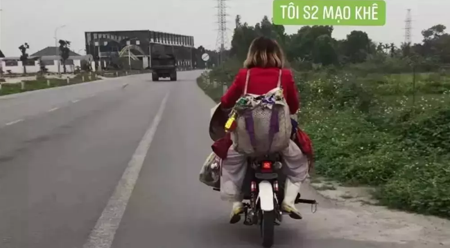Giống như phong cách thường thấy, "thánh quỵt tiền" mang theo rất nhiều đồ rong ruổi mọi miền.