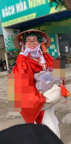Bella cũng từng khiến dân mạng bức xúc khi có hành động khó hiểu với con nhỏ. Một thời gian sau, con trai Bella đã được Hằng "Túi" giúp đỡ để có thể đến trường, có cuộc sống tốt hơn.