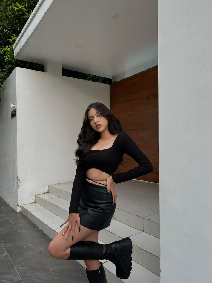 Dù đã đi giày cao gót, cô nàng hot girl vẫn thấp bé hơn các thí sinh khác.