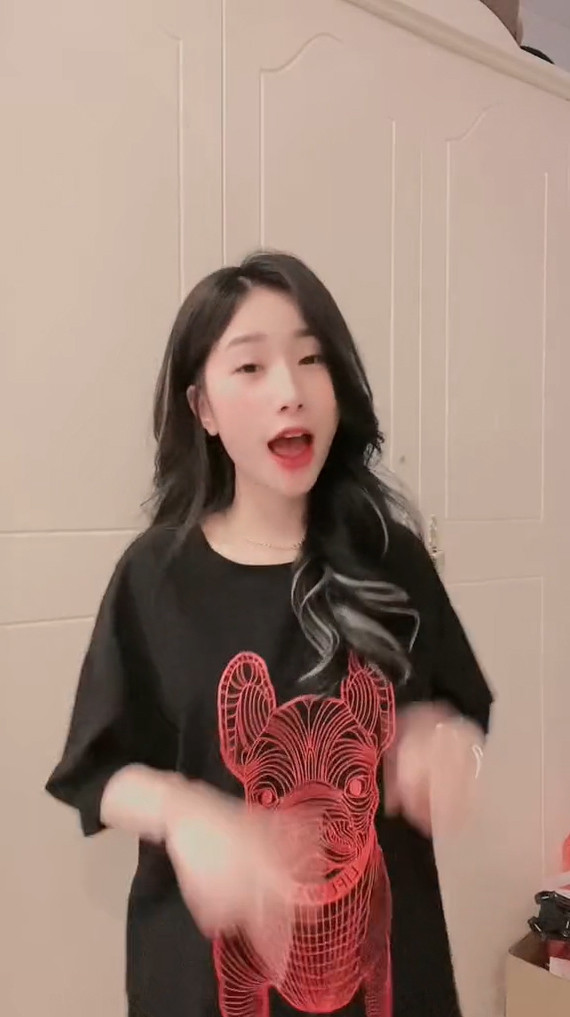 Cụ thể, trong video mới nhất, Tiểu Hý nhảy theo điệu nhạc khá sôi động. Cô giờ đã làm tóc xoăn và chỉ mặc áo phông đen đơn giản.