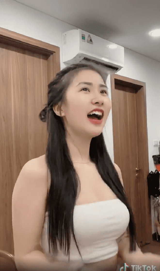 Hot girl TikTok này đã nhận về sự quan tâm lớn, cô nàng nổi tiếng nhanh chóng trên MXH. Ngoài body đẹp miễn chê, Tiểu Hý còn sở hữu gương mặt cực nổi bật.