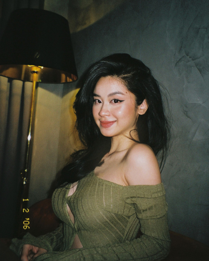Nhờ sở hữu vòng một nổi trội, thân hình cân đối, nên cô dễ dàng ghi điểm với trang phục hở bạo, khoe đường cong cơ thể.