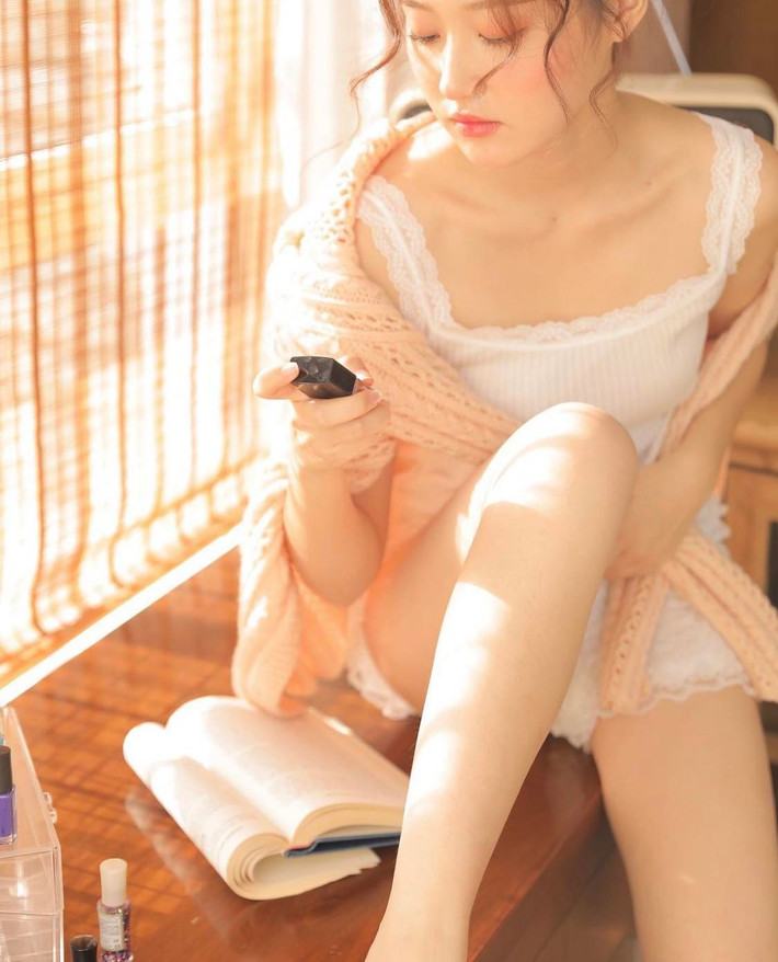 Lin Zhen không cần gây chú ý bằng những hình ảnh nóng bỏng, chỉ ăn mặc rất nhẹ nhàng, nữ tính thôi cô gái xứ Trung này cũng thu hút người nhìn. Ảnh: IGNV