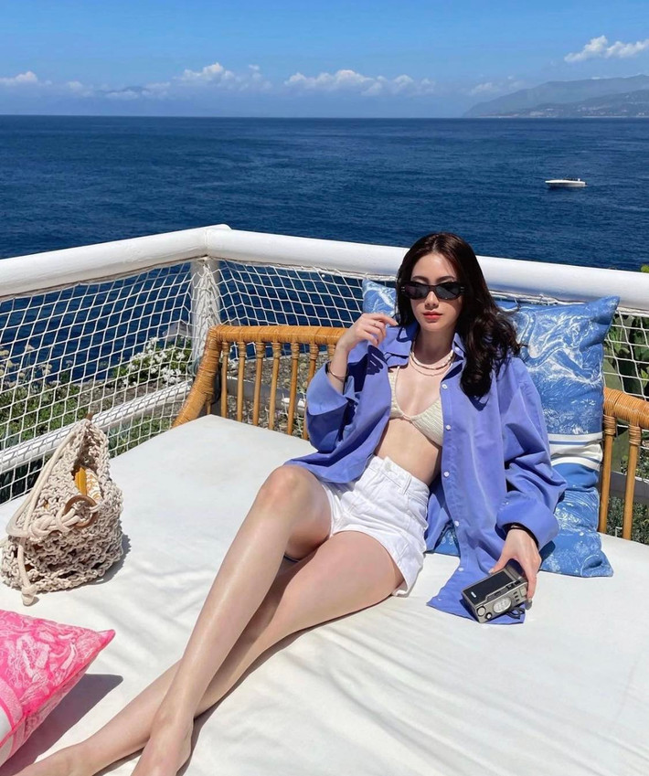 Không cần ăn vận hở quá nhiều, hot girl Lào này vẫn ghi điểm vì gu thời trang quyến rũ, tôn dáng