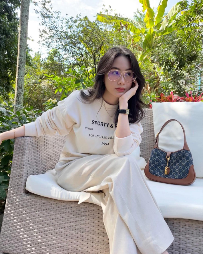 Phoiphailin hiện đang làm việc trong lĩnh vực thời trang. Trước đó, cô đã tốt nghiệp ngành Kinh tế thiết kế thời trang của trường Đại học Regent's University London, Anh.