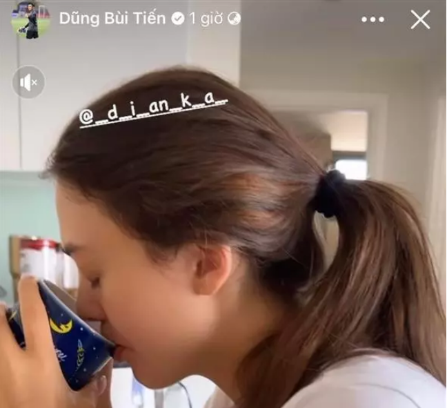 Trên story Facebook, thủ thành xứ Thanh mới đây gây chú ý khi chia sẻ khoảnh khắc đời thường của hai vợ chồng.