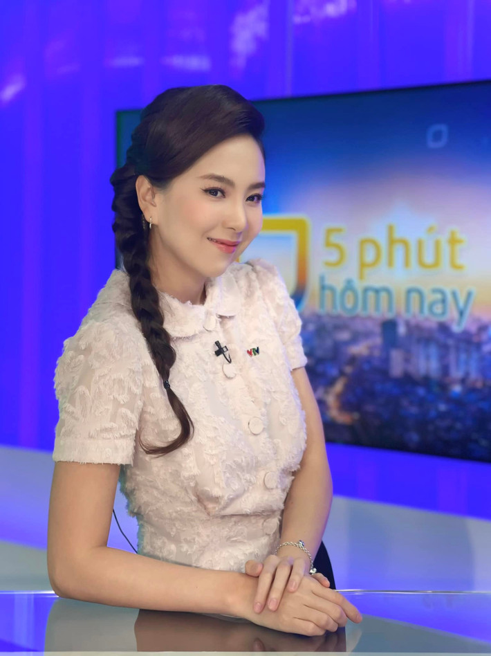 Trên sóng VTV thì chững chạc, nhưng đôi lúc nữ MC VTV cũng khiến khán giả mê mẩn khi "tham chiến" đường đua khoe vóc dáng thon gọn của mình.