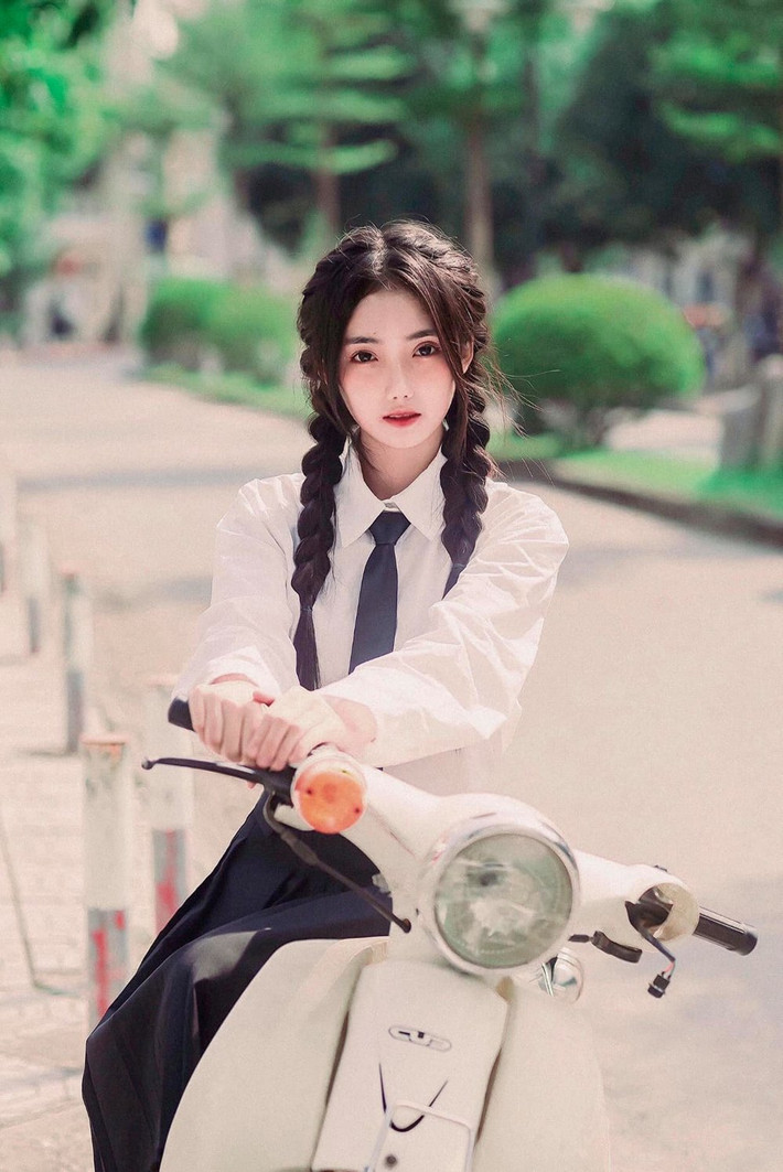 Gương mặt với đường nét thanh thoát, sống mũi cao, làn da trắng mịn của gái xinh khiến cư dân mạng hết lời khen ngợi. Tuy nhiên không ít người cho rằng Hoài Thu đã nhờ cậy đến thẩm mỹ để có diện mạo hiện tại.