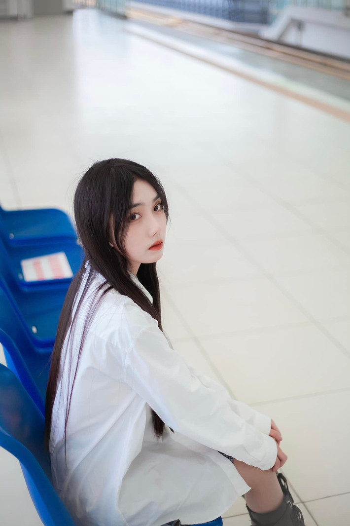 Không chỉ sở hữu ngoại hình nổi bật, Hoài Thu còn khá tiếng Anh và tự học thêm cả Trung vì đam mê.