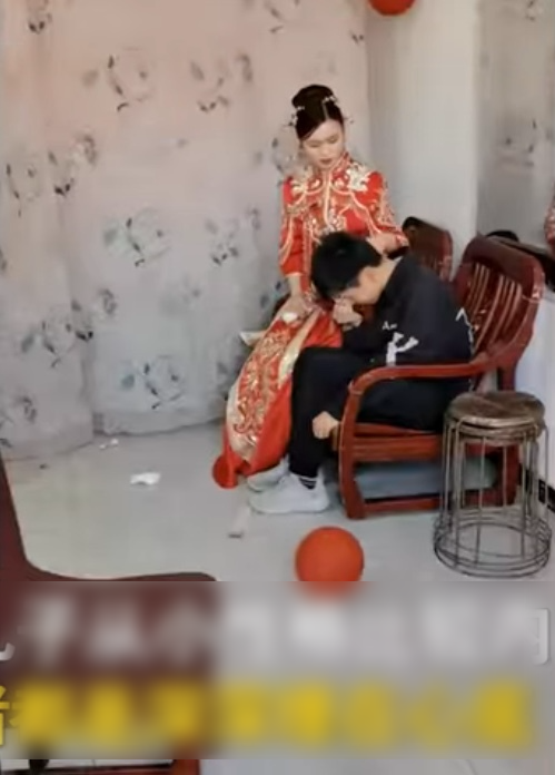 Sau khi được đăng tải, đoạn clip biểu cảm của em trai trong ngày cưới của chị gái nhanh chóng thu hút được sự quan tâm lớn từ cộng đồng mạng, hầu hết đều đồng cảm với hoàn cảnh của cậu bé và chị gái trong câu chuyện.