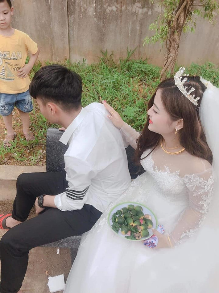Dù cậu em đã lớn nhưng không hề ngần ngại thể hiện sự lưu luyến khi sắp phải xa chị gái.