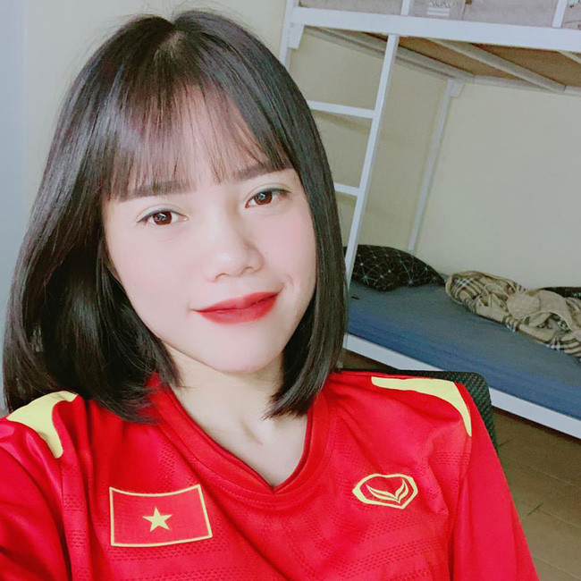 Cô gái trẻ sinh năm 1992 này được mệnh danh là hot mom của đội tuyển khi sở hữu gương mặt khả ái, làn da trắng ngần, cùng nụ cười tỏa nắng.