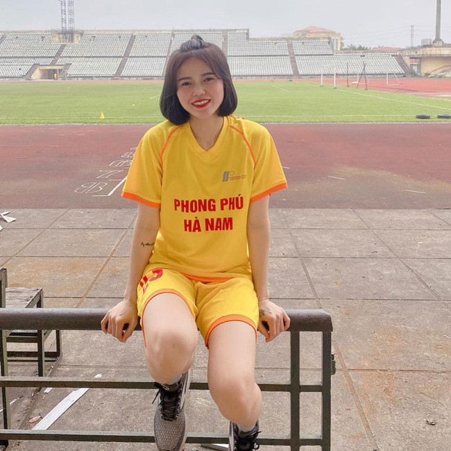 Hoàng Quỳnh còn được biết đến là hot mom duy nhất của đội tuyển bóng đá nữ Việt Nam.